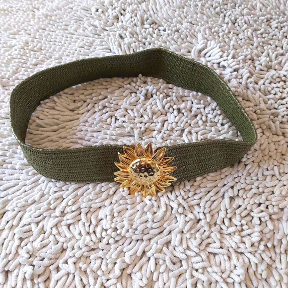 Unbranded green stretch belt with gold tone flower - Picture 1 of 4